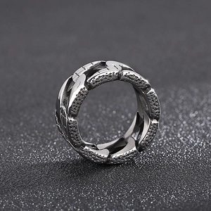 Détail macro d'une bague pour homme en acier titane avec texture de chaîne vintage