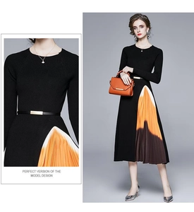 Détail de la robe plissée en maille avec ourlet dégradé et ceinture à la taille