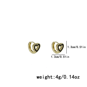 Détail de boucles d'oreilles cœur dorées et noires avec indications de taille 1,3 cm
