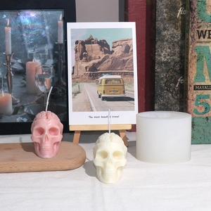 Detalle del molde de silicona cráneo cerebral con velas artesanales rosas y blancas