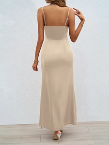 Détail du dos nu élégant avec bretelles de robe en satin champagne sur mur blanc
