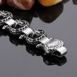 Makroaufnahme eines Punk-Wolfskopf-Stahlarmbandes mit Vintage-Hammerschlag-Details
