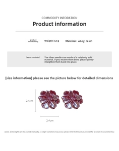 Détail des boucles d'oreilles fleurs en résine bordeaux avec dimensions 2,4 x 2,4 cm