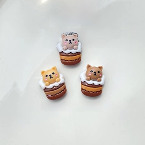 Close-up of resin cat cake accessories in various brown tones with 17x22mm dimensions