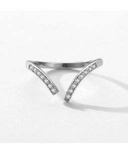 Detailansicht des V-förmigen S925 Sterlingsilberrings mit Mikro-Pave-Zirkonia-Besatz