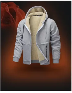 Detail der grauen Herrenkapuzenjacke mit dickem Sherpa-Futter und Rippbündchen für Wärme