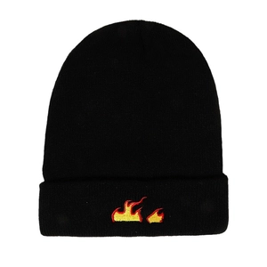 Bonnet noir tendance avec broderie de flammes rouges et jaunes pour l'automne-hiver