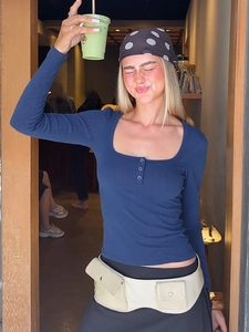 Haut Henley chic pour femme en maille côtelée bleu foncé avec manches longues et coupe ajustée