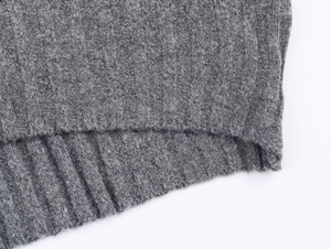 Détail macro d'un ourlet en maille côtelée grise avec texture tissée serrée