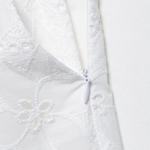 Pantaloncini bianchi ricamati con cerniera invisibile e dettagli floreali in pizzo