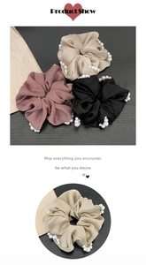 Gros plan sur des chouchous en satin de haute qualité avec perles élégantes pour femmes