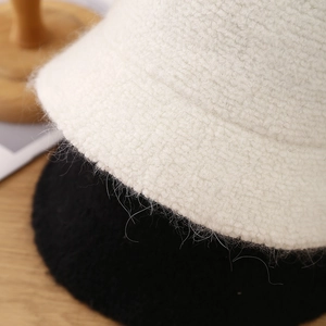 Chapeau bob d'hiver en laine pour femmes en noir et blanc avec texture pelucheuse