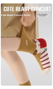 Detail von hochelastischen nahtlosen gelben Kindersocken mit Cartoon-Tier-Musterung