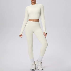 Détail d'un ensemble de yoga avec veste à passe-pouces et legging taille haute
