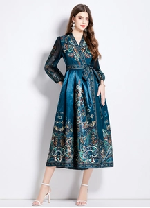 Détail de robe longue ethnique à col en V avec ceinture et motif paisley en satin chic