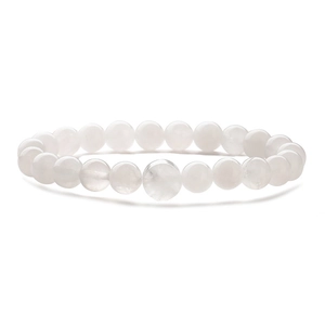 Dettaglio macro del bracciale di perle in pietra naturale bianca con cordino elastico