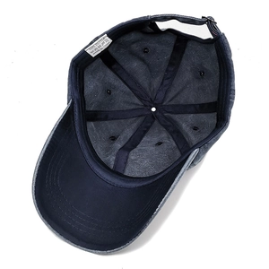 Vue intérieure de la casquette en coton délavé avec étiquette 100% coton et couture renforcée