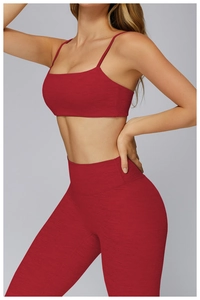 Vista laterale dettagliata del set da yoga rosso scuro con spalline sottili e vita alta