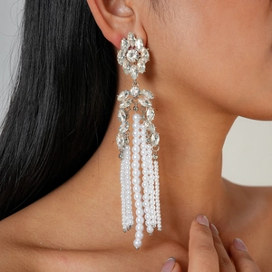 Boucles d'oreilles fleur en cristal avec longs pompons de perles sur un modèle