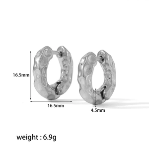 Detailed size chart for silver hammered texture C-shaped hoop earrings in stainless steel