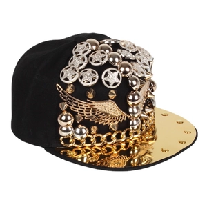 Casquette punk hip-hop avec ailes dorées, rivets et chaînes sur visière métallique