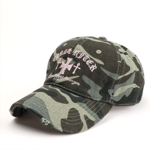 Casquette de baseball vintage camouflage avec de jolis détails brodés de croix roses