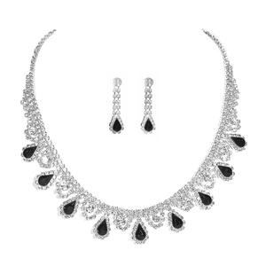 Vue macro d'un ensemble collier et boucles d'oreilles argentés avec pierres noires