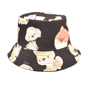 Détail d'un bob noir avec motifs de chiens à l'aquarelle et texture du tissu en coton