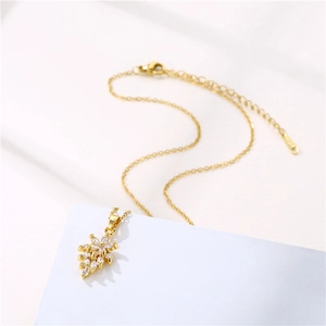 Collier élégant en acier doré avec pendentif feuilles et zircons taille marquise