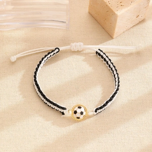 Detail van de geweven voetbalarmband met verstelbare trekkoorden op textielstof