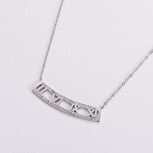 Collana a barra d'argento con numeri romani, cristalli pavé e dettagli traforati