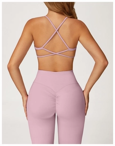 Dettaglio dei leggings yoga con arricciatura push-up e reggiseno sportivo con incrocio dietro