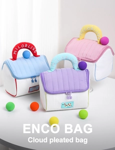 Dettaglio delle borse a pieghe nuvola in blu, viola e rosa con ricami colorati