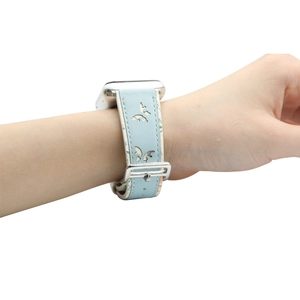 Bracelet en cuir pour Apple Watch avec motif papillon, accessoire de mode élégant et confortable.