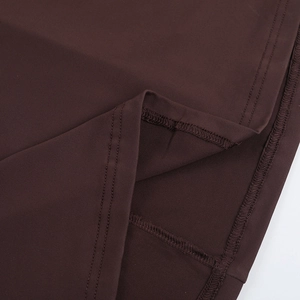 Détails de couture et texture du tissu sur l'ourlet de la robe d'été marron foncé
