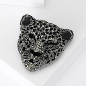 Dettaglio spilla a testa di leopardo canna di fucile con strass grigi e design cavo