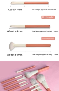 Detailansicht der korallrosa Make-up-Pinsel mit Maßen und weichen grau-weißen Borsten