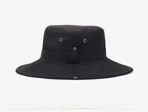 Détail du chapeau de brousse noir avec œillets d'aération en métal et boutons-pression