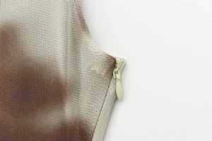 Makroaufnahme des unsichtbaren Reißverschlusses am Farbverlauf-Netzkleid
