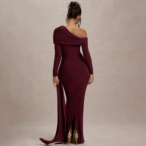 Vue arrière détaillée d'une robe de soirée bordeaux asymétrique avec traîne plissée