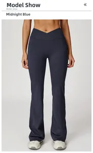 Détail de la taille haute croisée sur le legging évasé de yoga bleu minuit