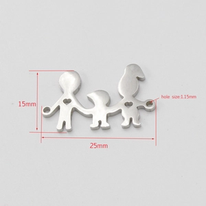 Detail van roestvrijstalen familiehangers met afmetingen van 25mm lang en 15mm hoog