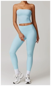 Détail d'un ensemble de yoga bleu clair avec legging taille haute et brassière