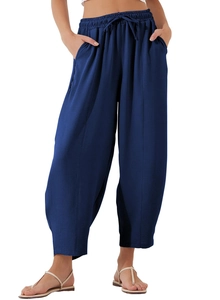 Détails du pantalon bleu marine avec taille haute élastique à cordon et poches latérales