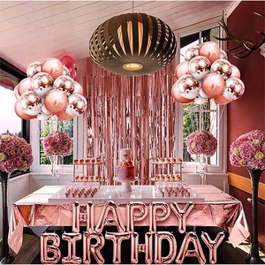 Dettaglio set compleanno oro rosa con palloncini HAPPY BIRTHDAY e tenda a frange metalliche