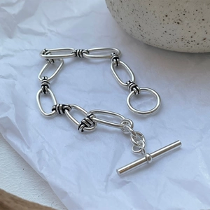 Detail of 925 sterling silver chain bracelet with vintage OT toggle clasp and textured rings