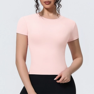 Gros plan sur le T-shirt de yoga rose ajusté montrant le tissu respirant et la coupe