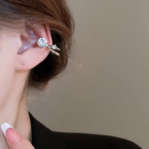 Détail d'un ear cuff argenté double couche avec deux pierres de zircone scintillantes