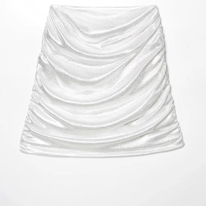 Mini-jupe argentée à taille haute avec mesh plissé et texture scintillante