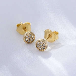 Vista macro di orecchini a perno in argento S925 placcati oro con zirconi a pavé lucidi